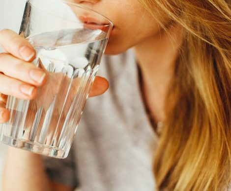 kobieta pijąca wodę